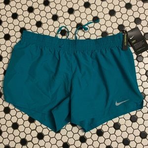 NEW WITH TAG. NIKE shorts. Size med
